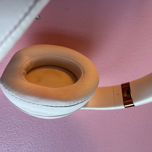 Beats by Dre Pink and Gold Noise Cancelling headphones - Picture 4 of 7